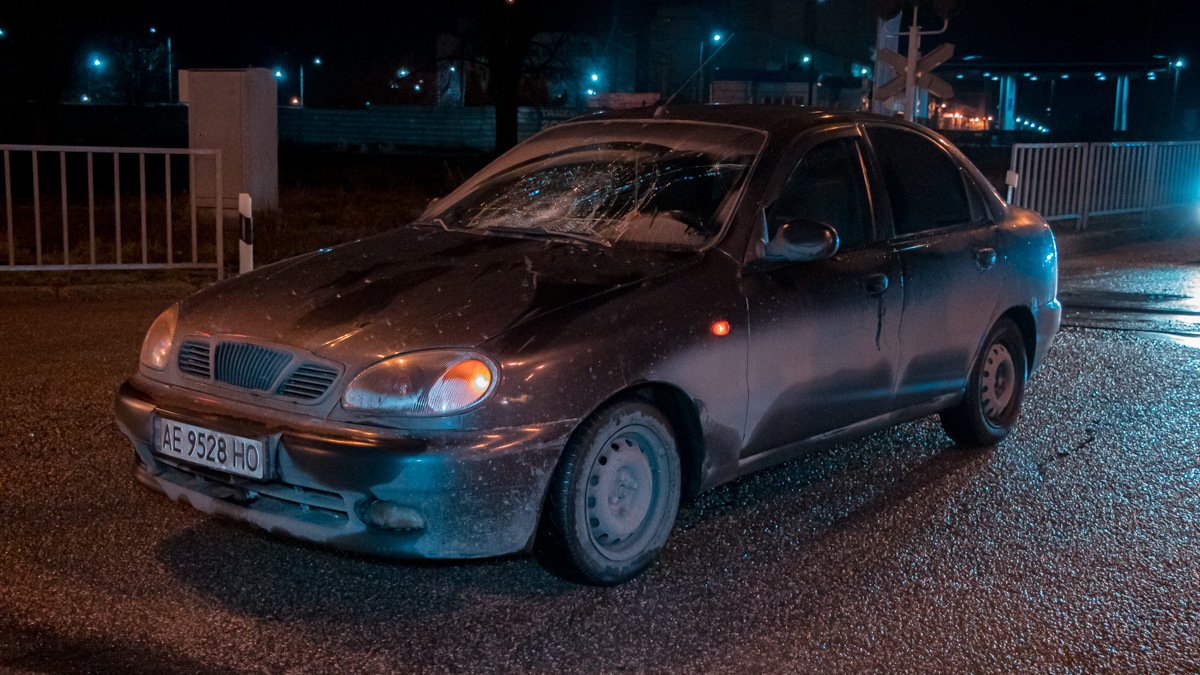 В Днепре на Запорожском шоссе Daewoo Lanos сбил пешехода: женщину госпитализировали