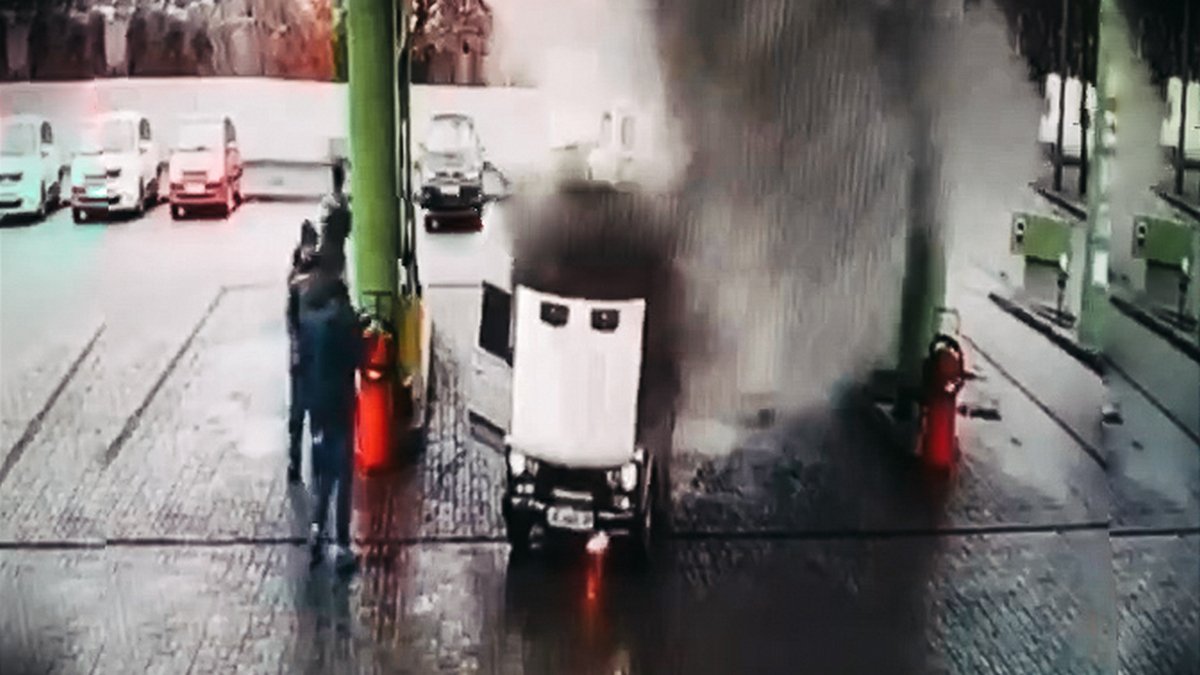 Под Днепром на заправке загорелся ВАЗ