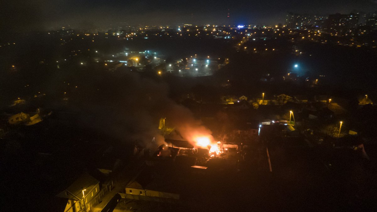 В Днепре на переулке Давыдова горело сразу несколько зданий