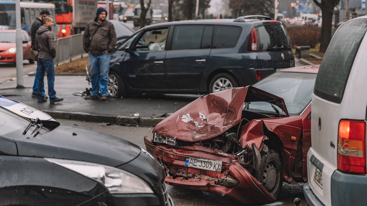 В Днепре на Поля Renault столкнулся с Mitsubishi и вылетел на тротуар: видео момента аварии