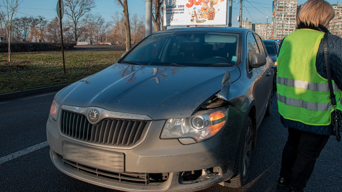 В Днепре на Малиновского оборванный провод повредил три машины: движение затруднено
