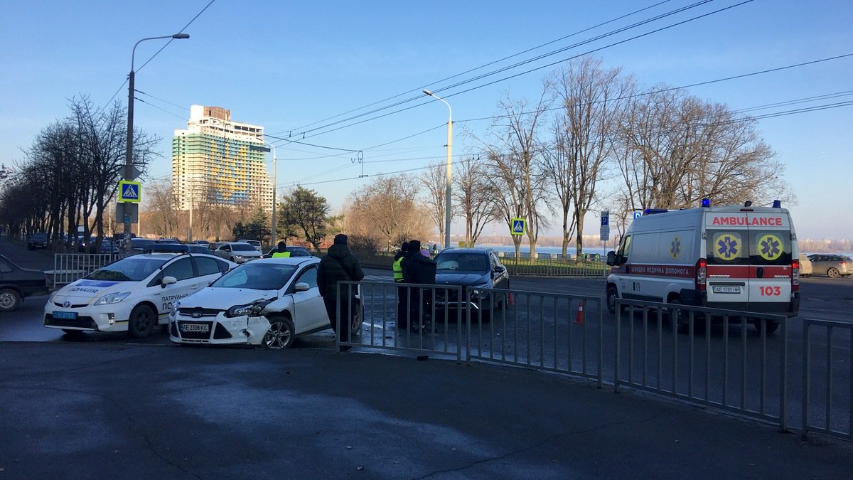 В Днепре на Сичеславской Набережной столкнулись Mercedes и Ford: двое пострадали