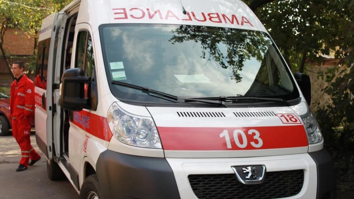 Под Днепром врачи скорой принимали роды прямо по пути в больницу