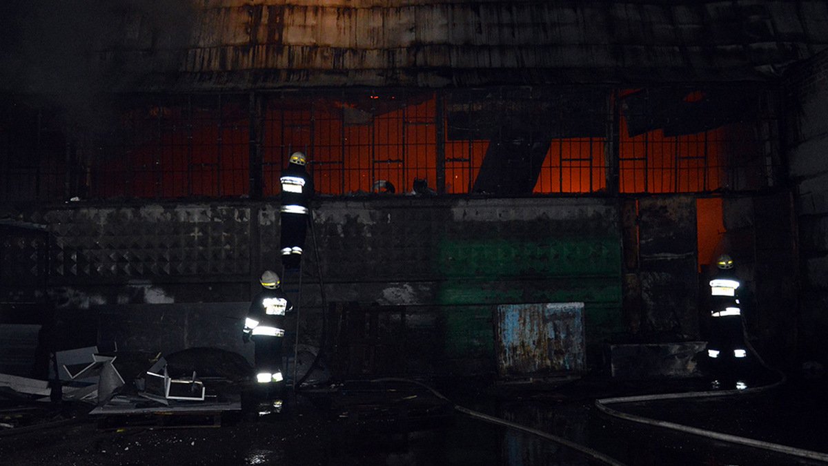 В Днепре на Руденко горели склады: едкий дым окутал весь район