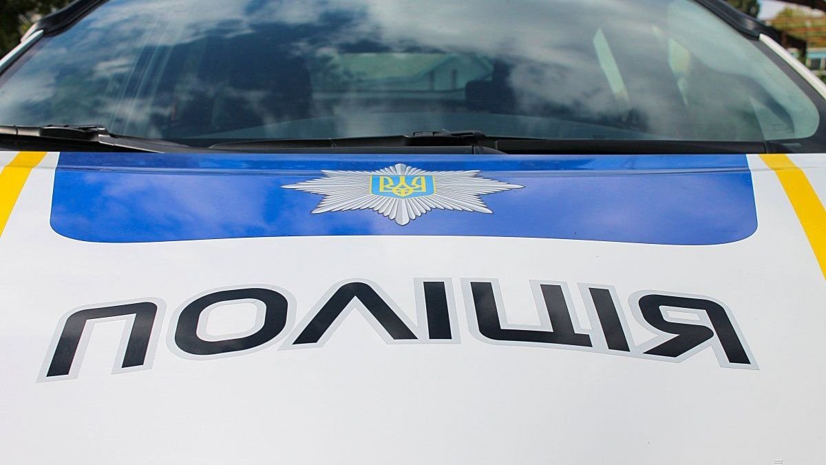 В Днепре на проспекте Пушкина Renault наехал на пешехода: полиция ищет свидетелей