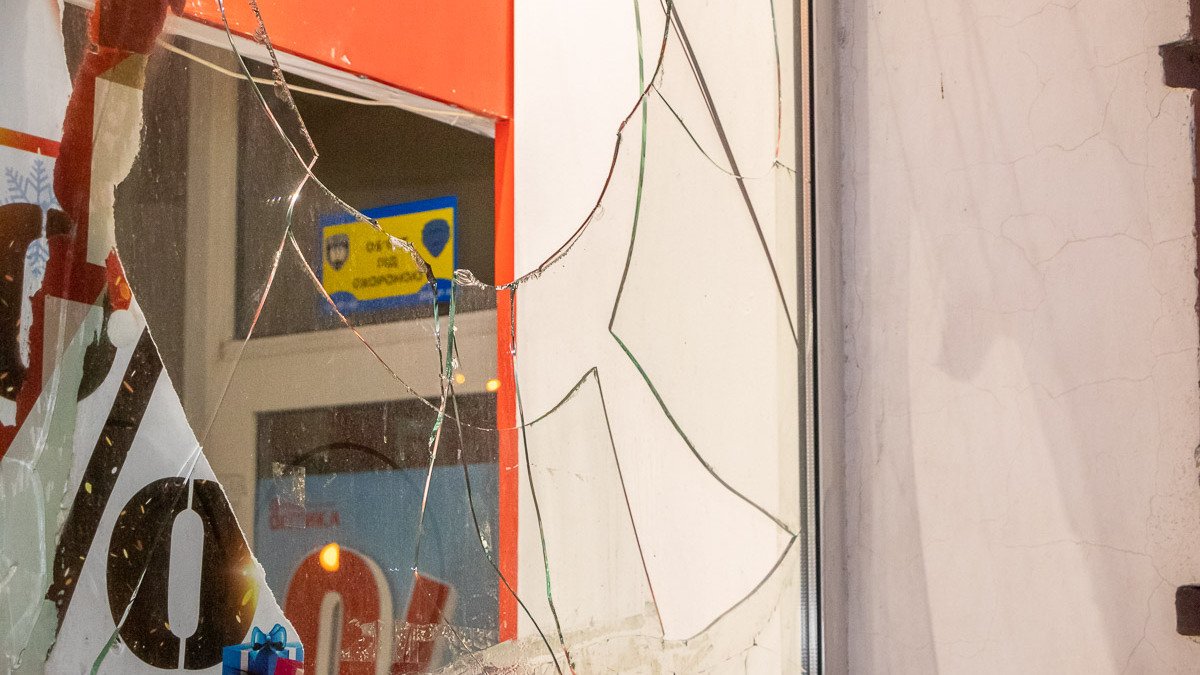 В центре Днепра разбили витрину магазина