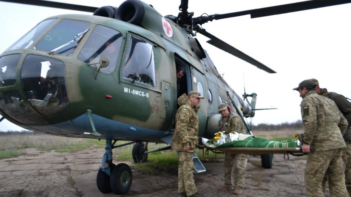 В больницу Днепра вертолетом эвакуировали бойца с ранением глаза