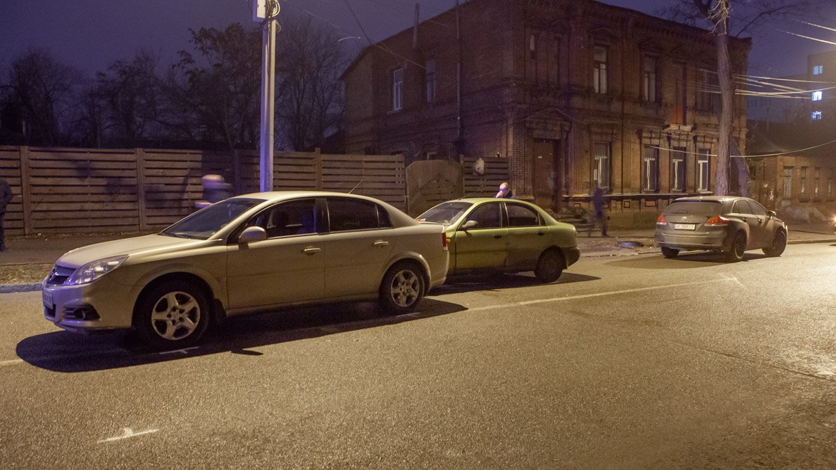 В Днепре на улице Гончара столкнулись 3 автомобиля: видео момента ДТП