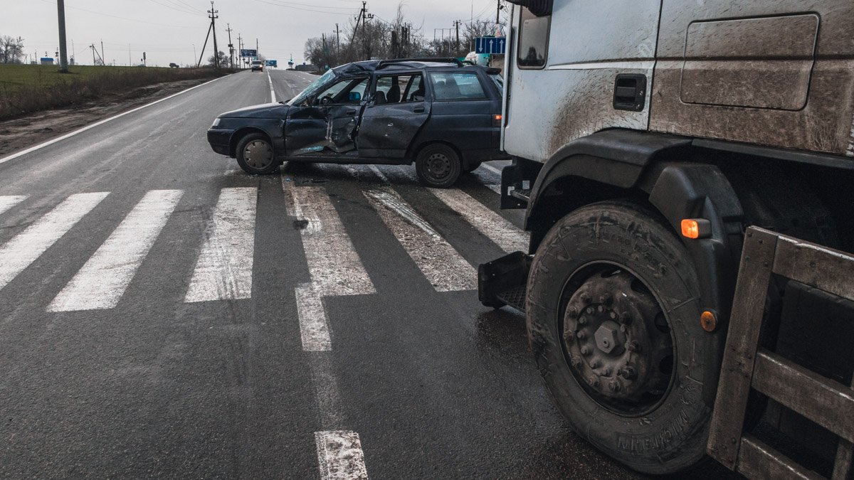 В Днепре на Яснополянской столкнулись ВАЗ и кран-манипулятор: мужчину забрала скорая