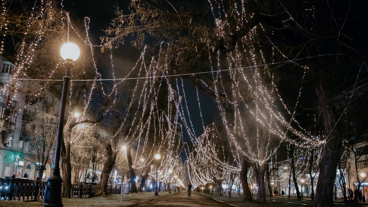 Как выглядит вечерний проспект Яворницкого в свете уличных гирлянд