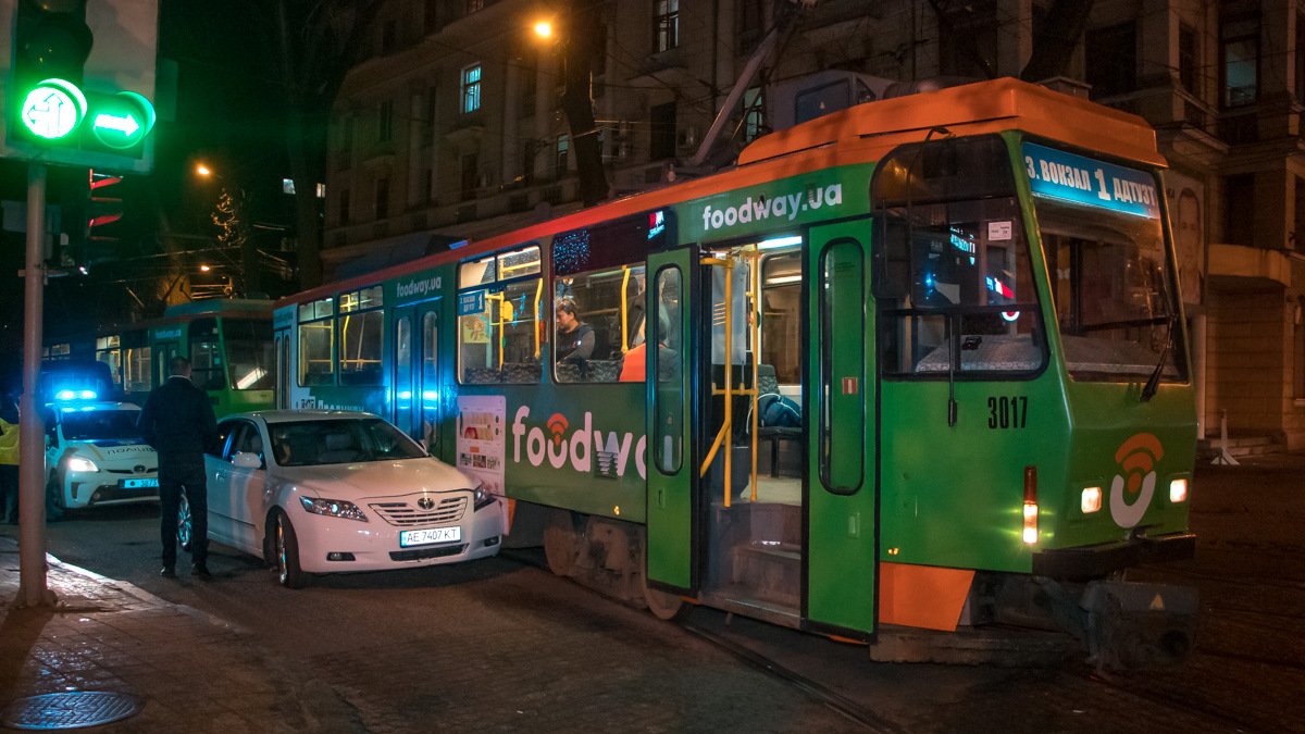 В Днепре возле ТЦ "Нагорка" "притерлись" трамвай и Toyota: движение трамваев в сторону ДИИТа заблокировано