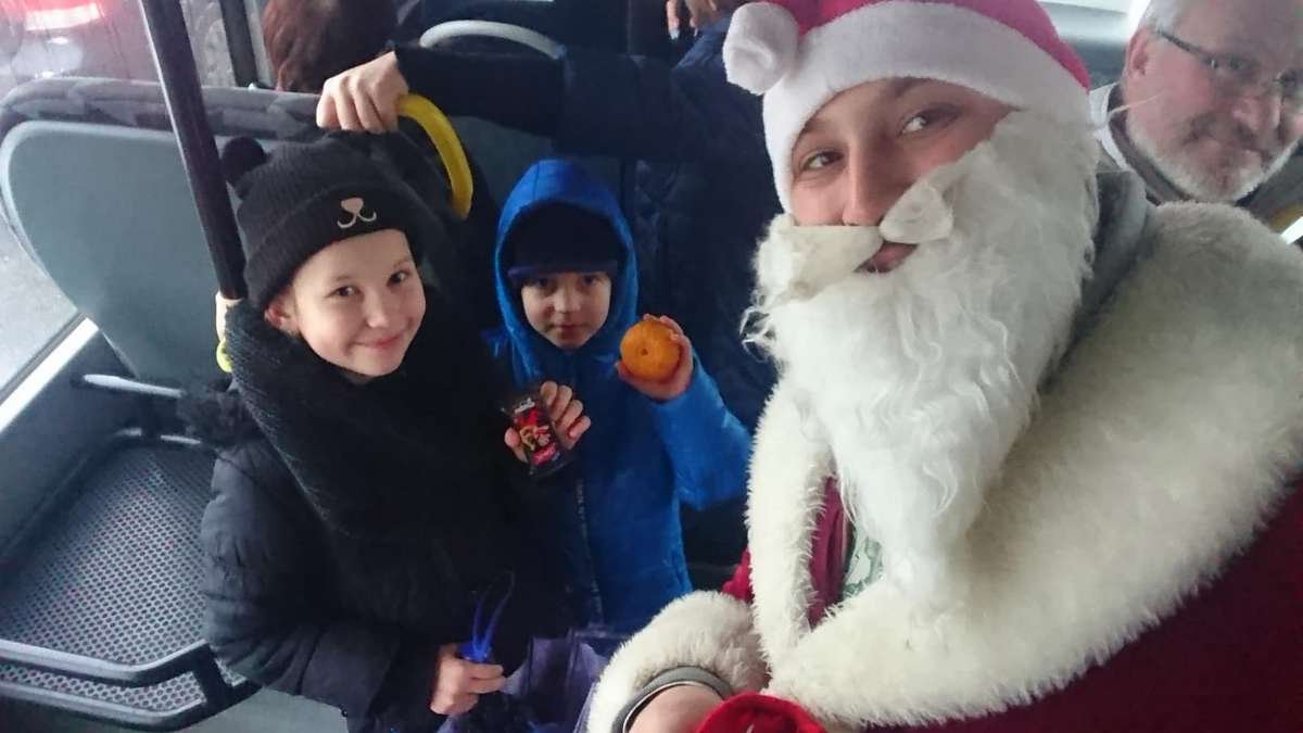 В Днепре в автобусе №38 ездил Святой Николай и дарил детям сладости