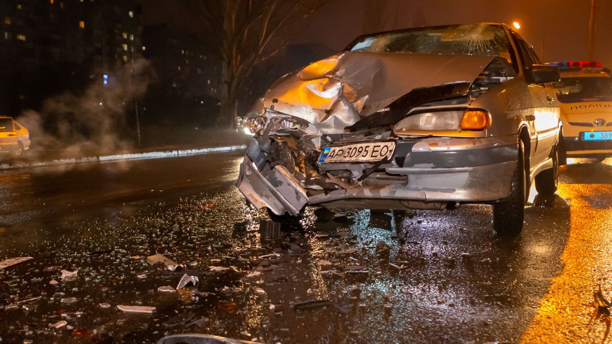 В Днепре на Донецком шоссе нетрезвый водитель ВАЗ влетел в Renault: пострадал мужчина