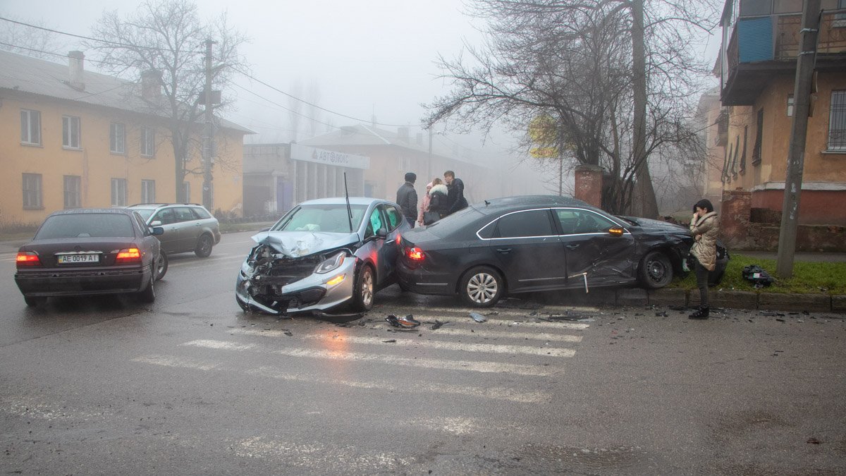 В Днепре на Макарова столкнулись Volkswagen и Chevrolet: движение затруднено