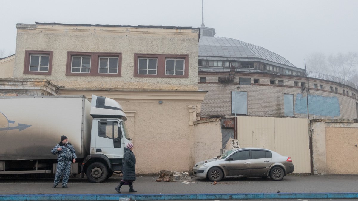 В Днепре напротив "Озерки" часть стены рухнула на Renault