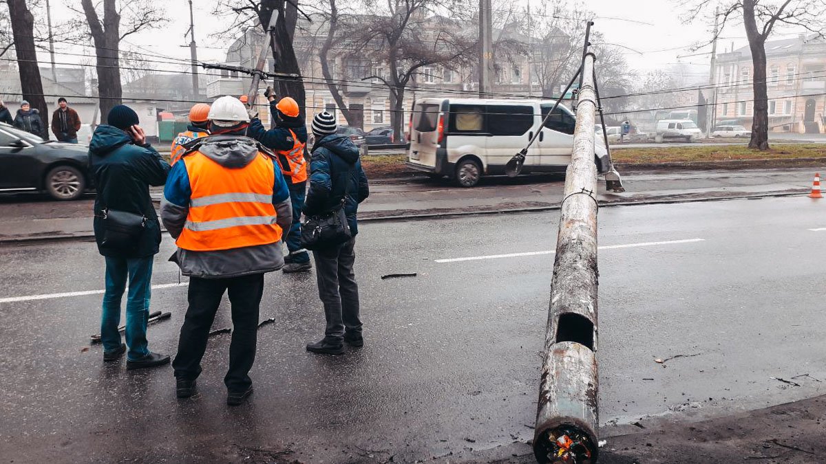 В Днепре на проспекте Пушкина упал фонарный столб: проезд перекрыт, электротранспорт стоит