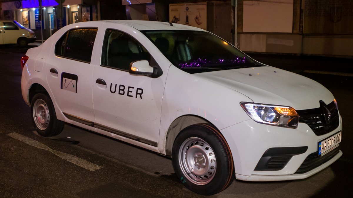 В центре Днепра напали на водителя Uber и разбили чайник об авто: пострадавшего госпитализировали