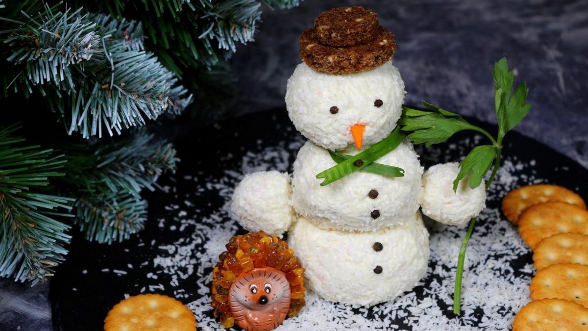 Простые и праздничные рецепты: как приготовить закуску «Сырный снеговик»