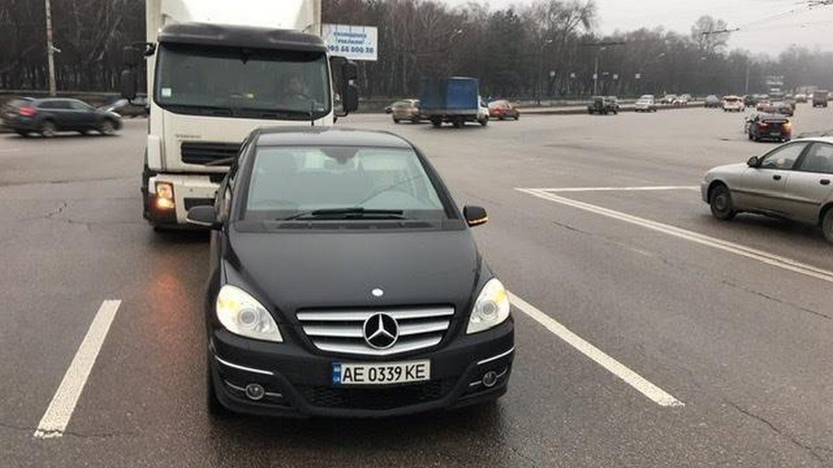 В Днепре на Запорожском шоссе столкнулись Mercedes и грузовик Volvo: полиция ищет свидетелей