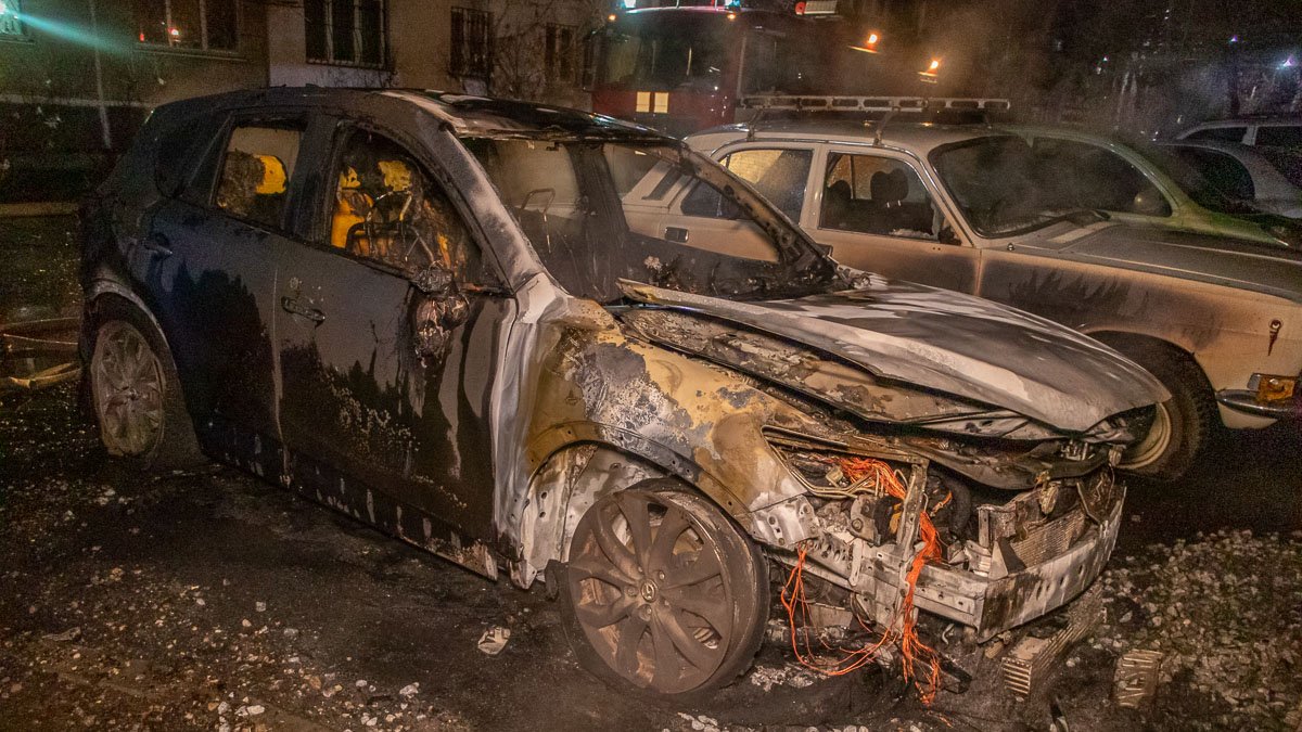 В Днепре на Победе сгорела Mazda CX-5