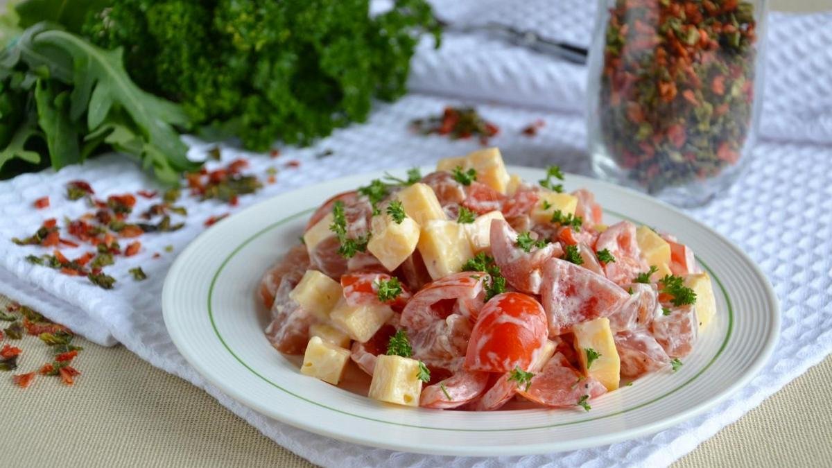Простые и праздничные рецепты: как приготовить салат с копченой курицей