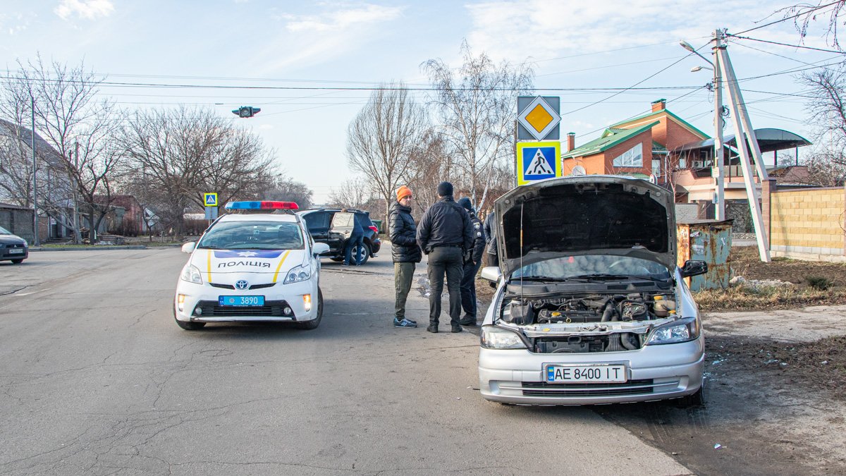 В Днепре на Образцова столкнулись Opel и Toyota: пострадал ребенок