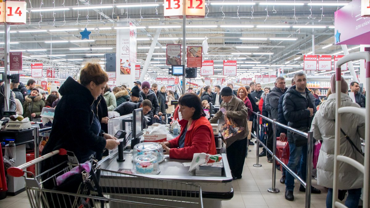 Очереди и пустые полки: что происходит в супермаркетах в Днепре