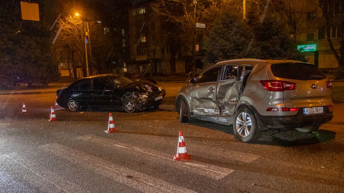 В Днепре на Гагарина столкнулись Mercedes и KIA: пострадали мужчина и женщина
