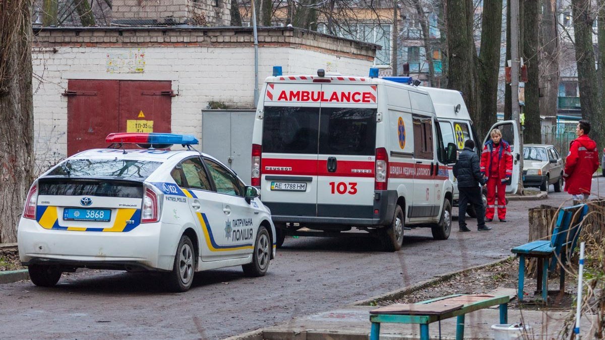 Недалеко от Днепра пьяная женщина с сыном и таксистом напала на медиков скорой