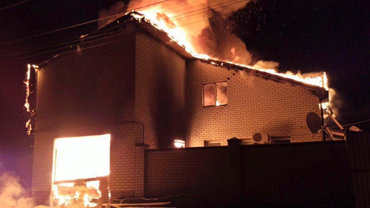 Сильный пожар на Чаплинской в Днепре: частный дом выгорел дотла