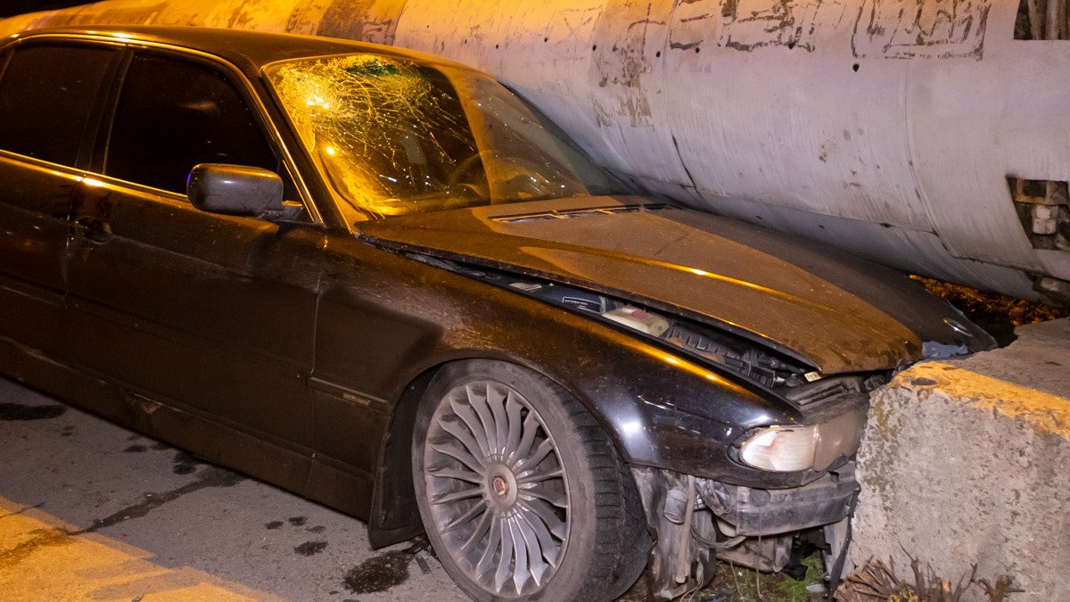 В Днепре на съезде с Амурского моста столкнулись два авто: BMW врезался в опору
