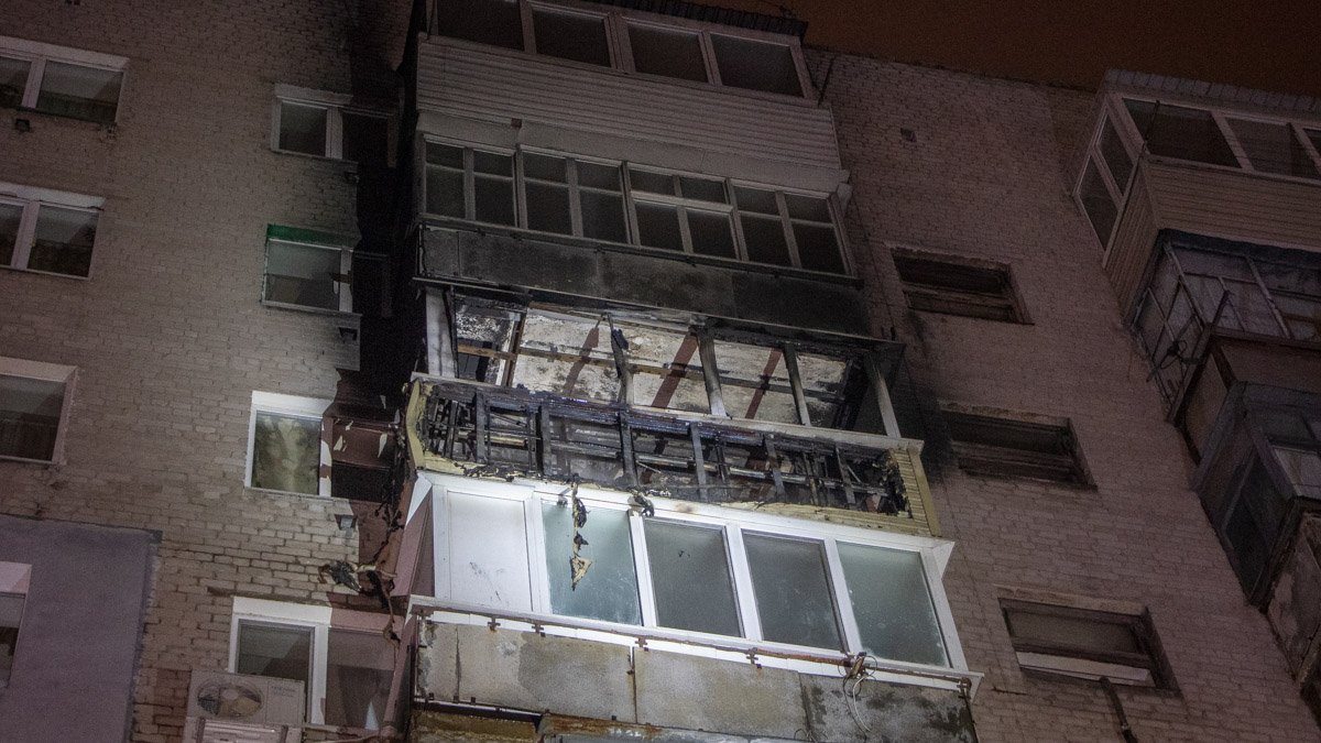 В Днепре на Орловской горела квартира: людей на улицу выводили спасатели