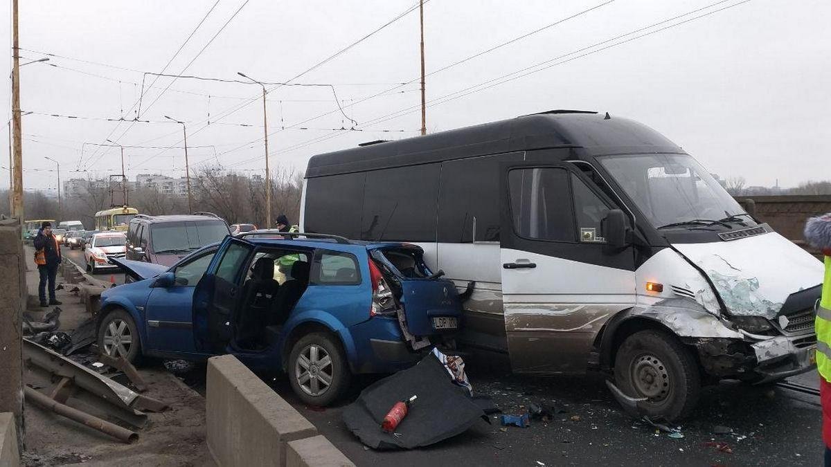 В Днепре на Старом мосту Renault вылетел на встречку, въехал в маршрутку №7 и отбойник: пострадал мужчина