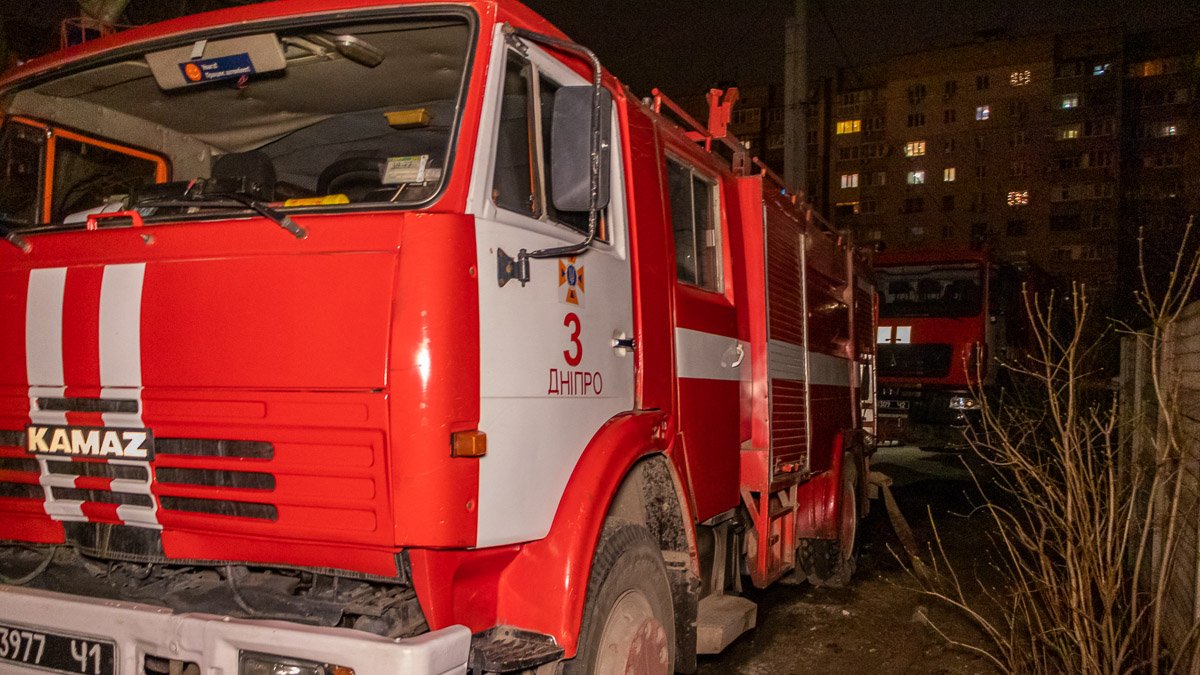 В Днепре на улице Доватора загорелся частный дом: пострадала мать и сын