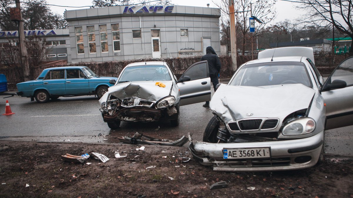 В Днепре на Лисиченко столкнулись два Daewoo: пострадали водитель и пассажир