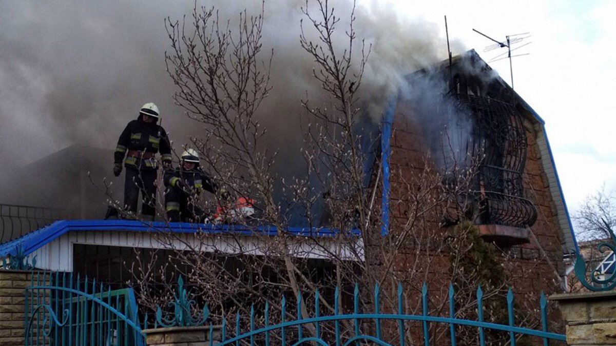 Под Днепром 22 спасателя тушили пожар в частном доме