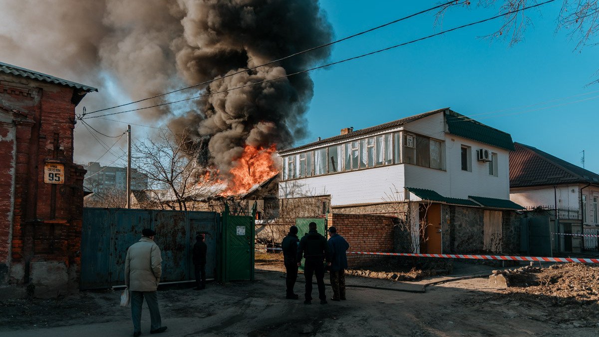 В Днепре на улице Антоновича горел жилой дом: улицу перекрыли