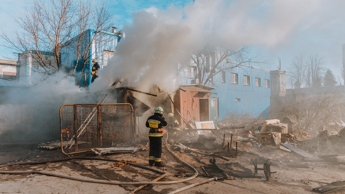 В Днепре на Набережной Заводской сильный пожар: дым тянет на соседние дома
