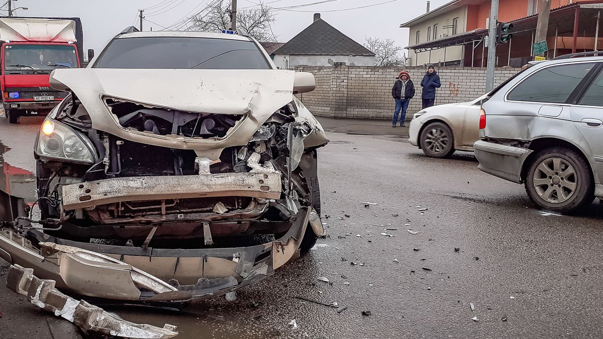 В Днепре на Янтарной столкнулись Lexus, BMW и Opel: образовалась пробка