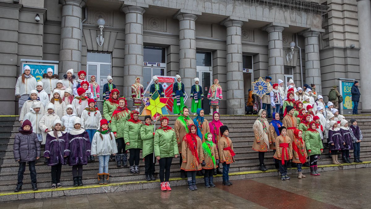 В Днепре прошел праздничный флешмоб: дети колядовали на вокзале