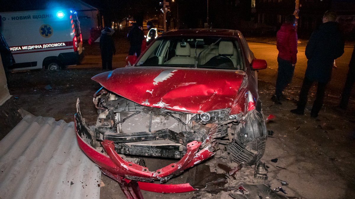 В Днепре на Орловской столкнулись Mazda и Chery Amulet: пострадали двое
