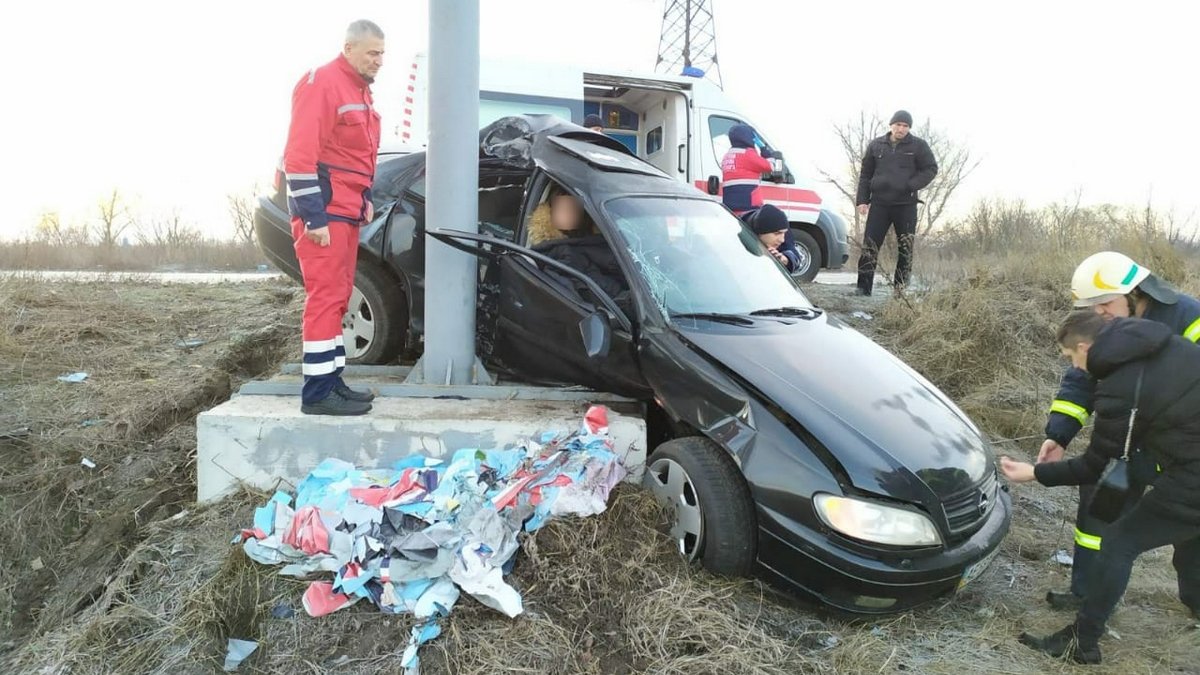 На трассе возле Днепра Opel съехал в кювет и влетел в рекламный щит: пострадала женщина