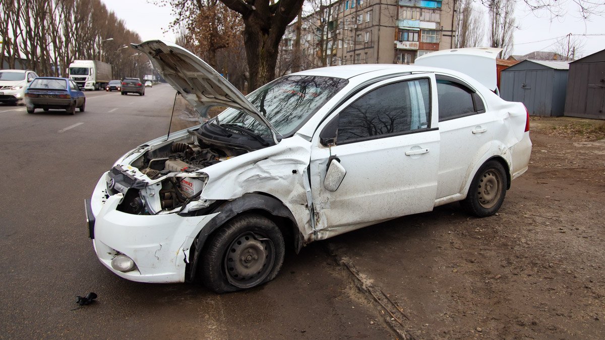 В Днепре на Криворожской столкнулись Nissan и ЗАЗ: автомобили "разлетелись" по дороге