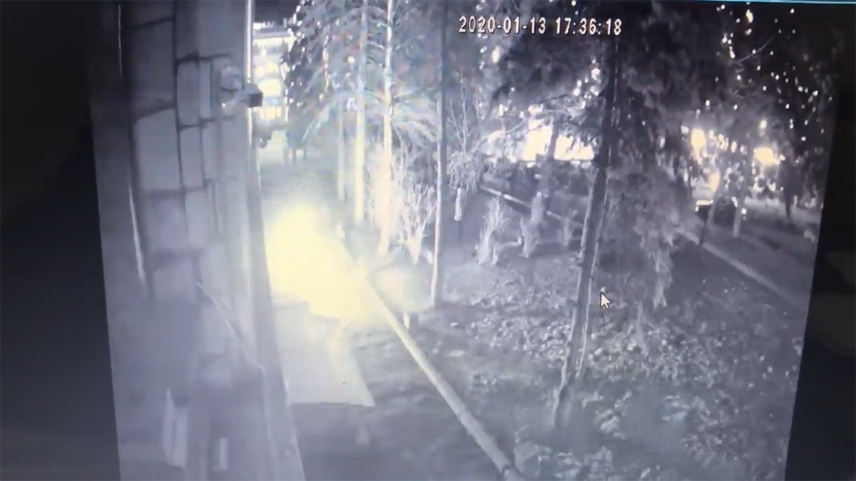 В Днепре задержали мужчину, который облил бездомного боярышником и поджег: видео с камер наблюдения