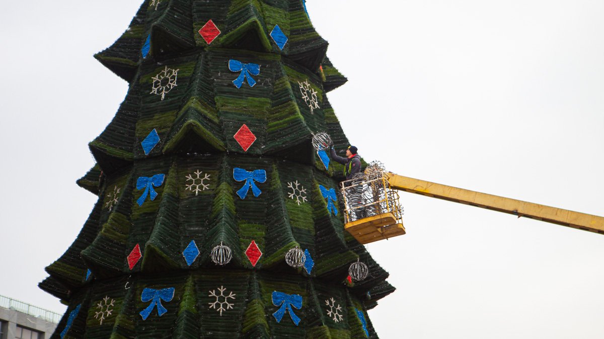 Как выглядят «убийцы новогоднего настроения»: в центре Днепра разбирают главную елку города