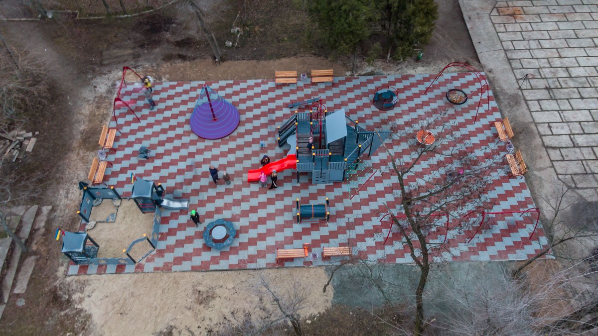 В парке на ж/м Приднепровск появилась детская площадка
