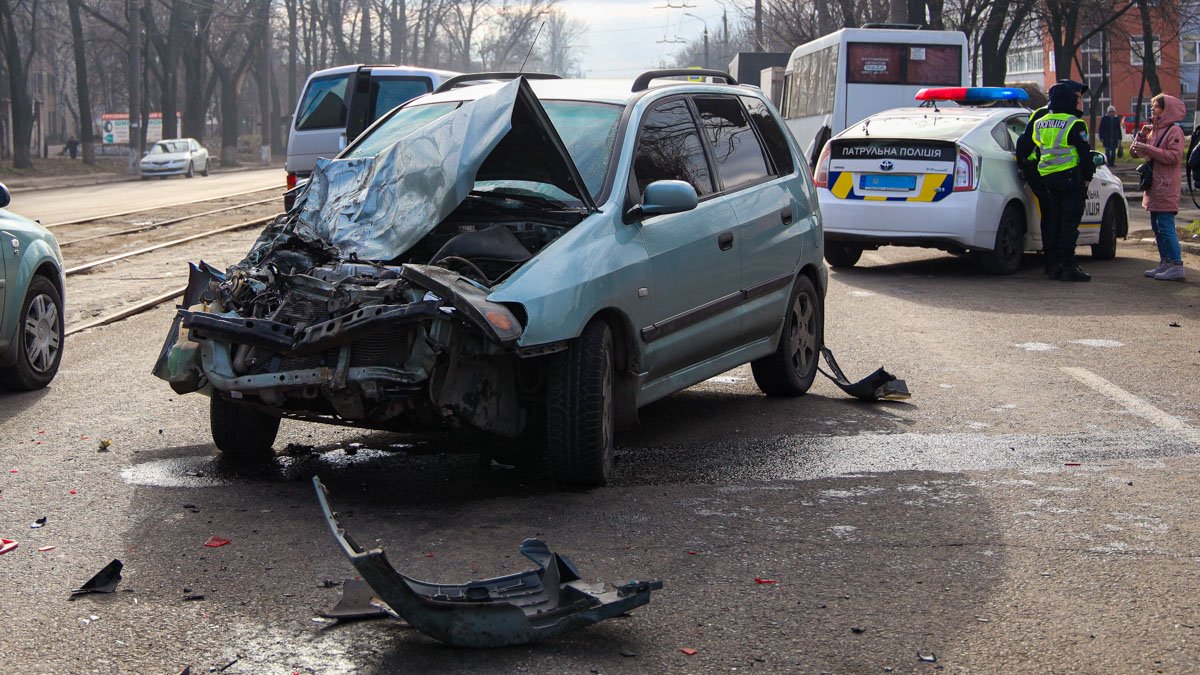 В Днепре на Богдана Хмельницкого столкнулись Mitsubishi и 136-я маршрутка: автомобиль смяло и развернуло