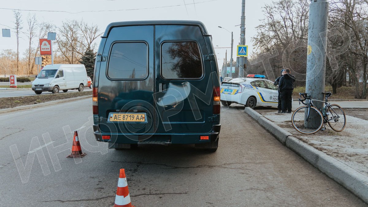 В Днепре на Запорожском шоссе велосипедист врезался в ГАЗель: пострадавшего забрала скорая