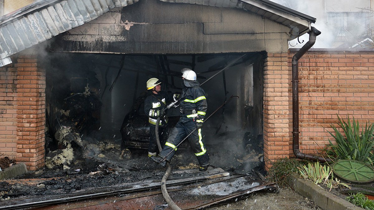 В Слобожанском горел дом и гараж с автомобилем