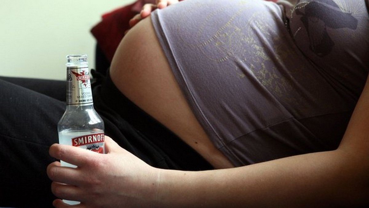 В Днепре у пьяной беременной женщины полиция забрала 8-месячного ребенка
